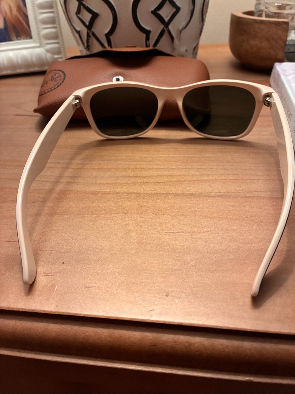 Ray-Ban Men's/Women’s Black & Cream Wayfarer Sunglasses with Green Lenses - Picture 4 of 4